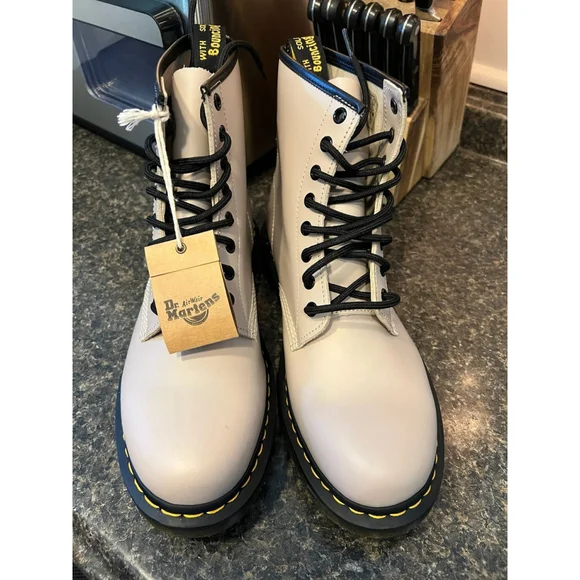 New DR. MARTENS 1460 SMOOTH LEATHER BOOTS - VINTAGE TAUPE - Picture 3 of 12